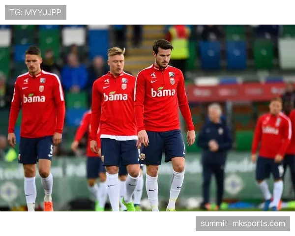 门将用手接队友回传为何算犯规？规则拆解