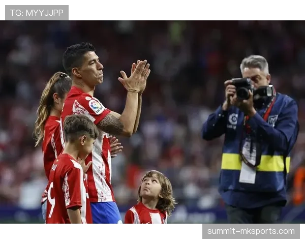 苏亚雷斯训练完直接去超市抢打折牛排，这反差谁懂