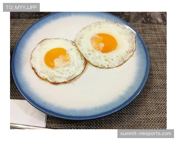 庞伟训练完顺手煎个蛋，这自律程度我直接看傻