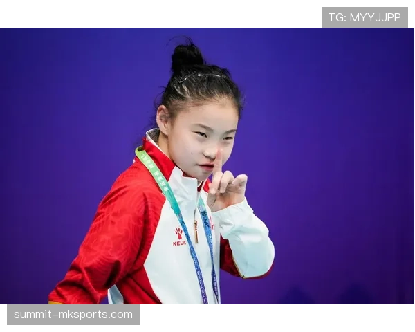 管晨辰早上像训练狂人，晚上像大老板夫人，看的我怀疑人生